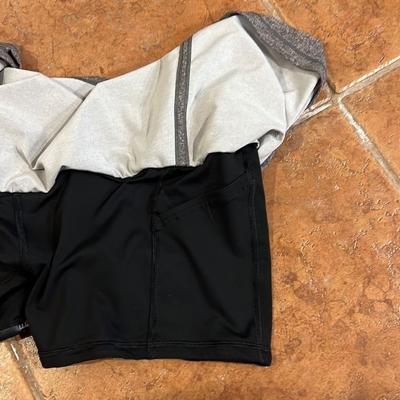 Lululemon skort size 8 - Picture 8 of 8